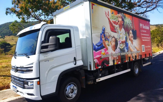 Caminhão de transporte de mercadoria da Souza & Ramos.